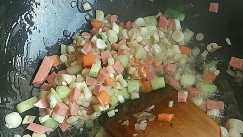 营养炒饭,菜炒出香味放肉桂粉 胡椒粉