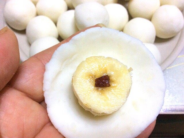 香蕉馅糯米土豆干炸丸子,把揉好的面球揉成饼,放入香蕉断包好揉成丸子
