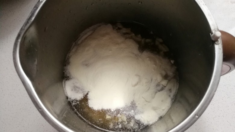 香浓奶香玉米汁,再倒入奶粉,用筷子搅拌几下;