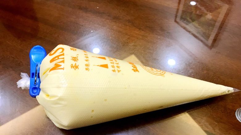 奶油甜甜圈,装入裱花袋备用