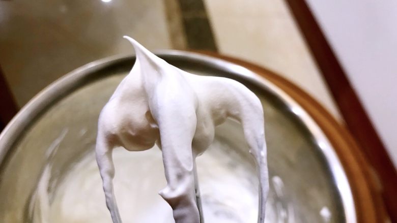 奶油甜甜圈,搅打至细腻光滑即可，不可过哦