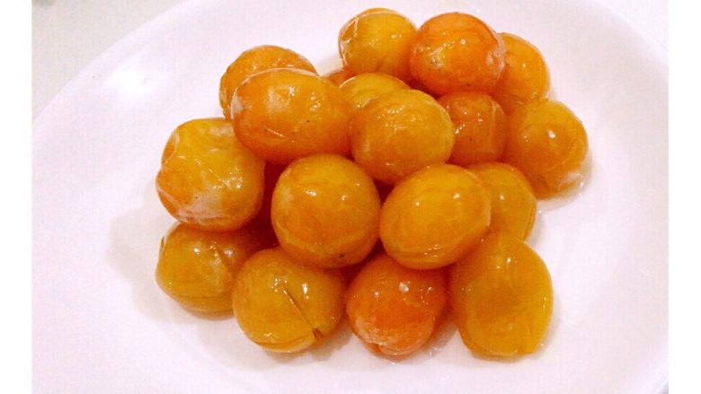 冰糖金桔🍊,煮好的冰糖金桔可以现吃,也可以放入事先洗净且风干的瓶子,密封,冷藏