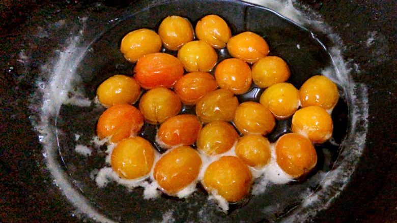 冰糖金桔🍊,直至出现半透明状态,关火静止直至彻底冷却