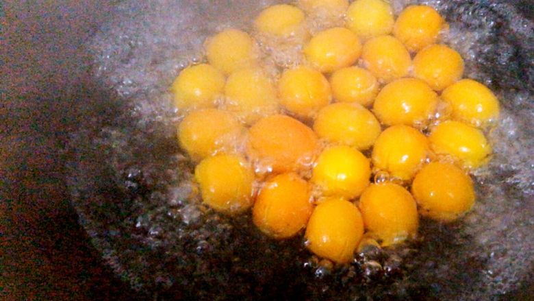 冰糖金桔🍊,随后倒入已经洗好切口的金桔,大火煮