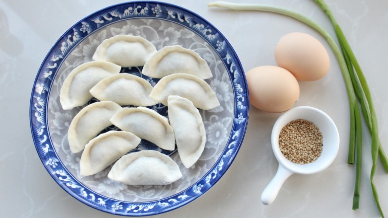 抱蛋煎饺,准备好所需食材