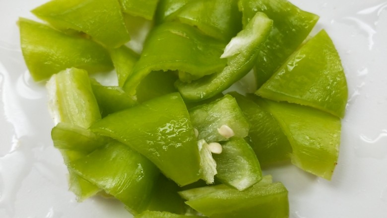 鲜香辣杏鲍菇炒腊肉,<a style='color:red;display:inline-block;' href='/shicai/ 61'>青椒</a>洗净,切块。