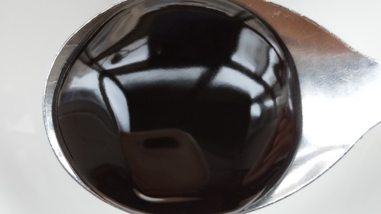 鲜香辣杏鲍菇炒腊肉,提前准备一碗汁,用一个小碗先加一勺<a style='color:red;display:inline-block;' href='/shicai/ 721'>蚝油</a>。