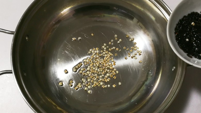 腊八粥+甜蜜红枣枸杞花生芝麻葡萄干薏米粥,锅中放入薏米黑米