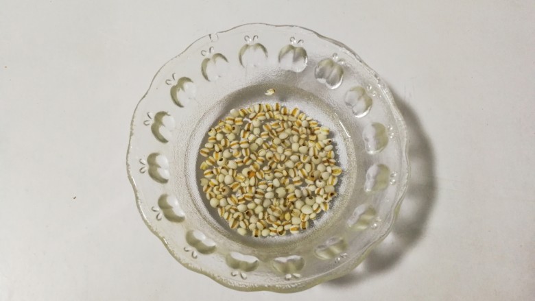 腊八粥+甜蜜红枣枸杞花生芝麻葡萄干薏米粥,<a style='color:red;display:inline-block;' href='/shicai/ 494'>薏米</a>清洗干净泡两小时