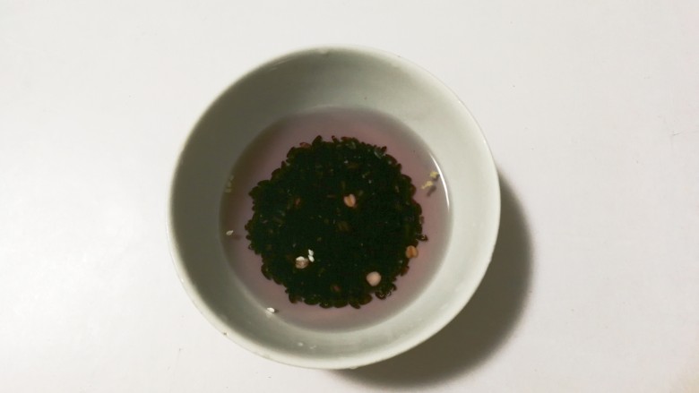 腊八粥+甜蜜红枣枸杞花生芝麻葡萄干薏米粥,<a style='color:red;display:inline-block;' href='/shicai/ 496'>黑米</a>清洗干净泡两小时