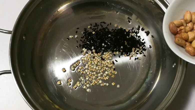 腊八粥+甜蜜红枣枸杞花生芝麻葡萄干薏米粥,放入花生