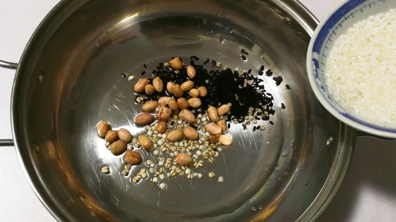 腊八粥+甜蜜红枣枸杞花生芝麻葡萄干薏米粥,放入糯米