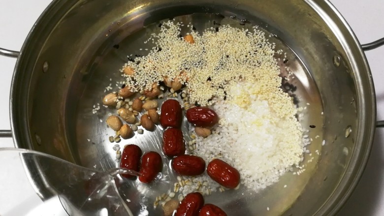 腊八粥+甜蜜红枣枸杞花生芝麻葡萄干薏米粥,放入适量清水