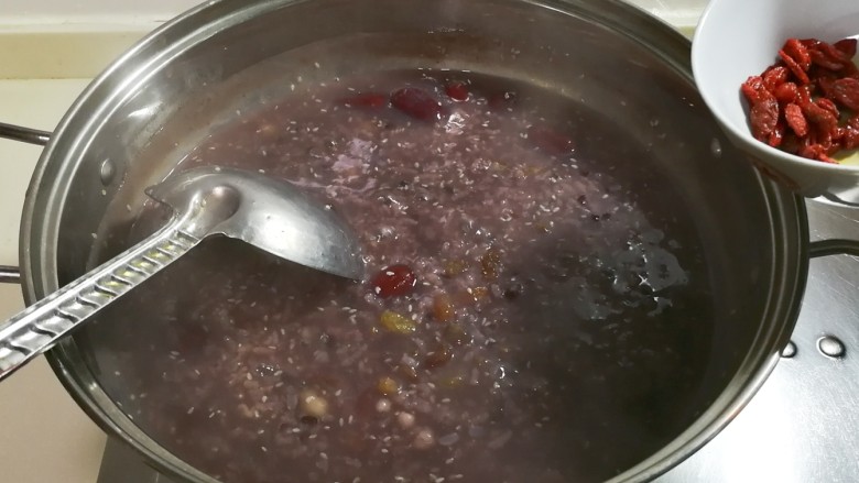 腊八粥+甜蜜红枣枸杞花生芝麻葡萄干薏米粥,放入<a style='color:red;display:inline-block;' href='/shicai/ 673'>枸杞</a>烧开