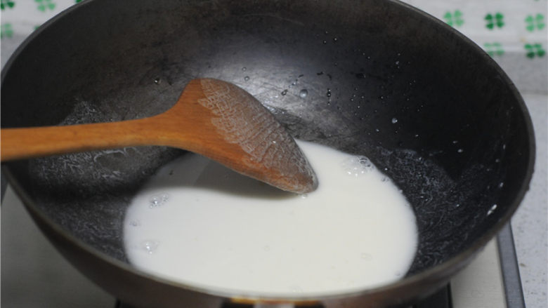 汤种土司,主料里为汤种食材,将汤种食材倒入碗里,拌匀