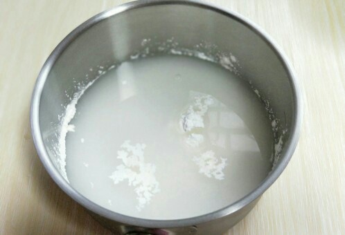 零添加自然色的草莓果酱#面包机版#,准备少许清水。