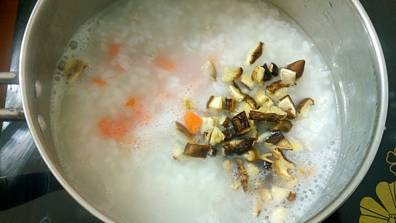 #宝宝辅食#香菇肉末胡萝卜粥,加入胡萝卜,香菇丁
