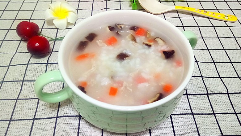 #宝宝辅食#香菇肉末胡萝卜粥,美味又营养的儿童粥熬好了,刚好两碗的份量,大宝小宝一人一碗。