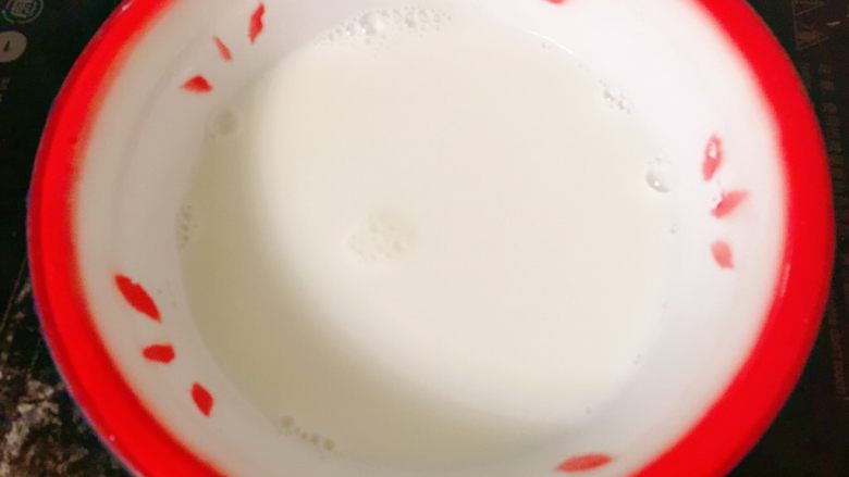 草莓奶茶,牛奶加热(如果喜欢甜,可以按口味加糖,至溶化,我不爱太甜,所以这步没加糖)。