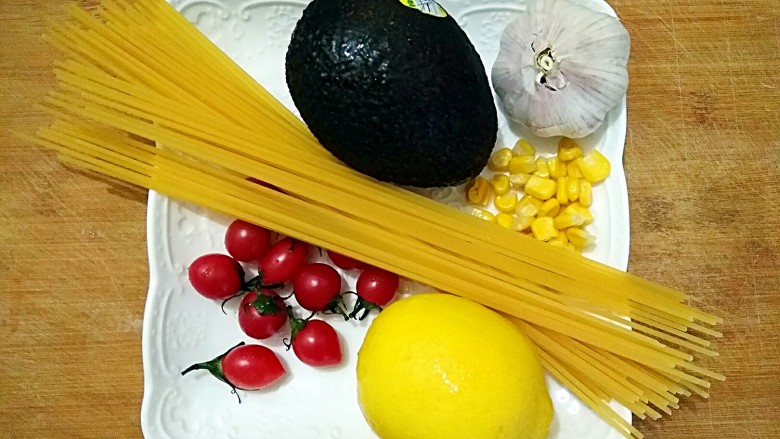 牛油果Pasta,准备食材。<a style='color:red;display:inline-block;' href='/shicai/ 5080'>甜玉米粒</a>是熟的。