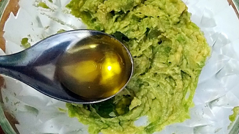 牛油果Pasta,将牛油果和一瓣蒜(不喜欢蒜的宝宝们可以不加)一起捣成泥,然后加入15ml<a style='color:red;display:inline-block;' href='/shicai/ 851'>橄榄油</a>。