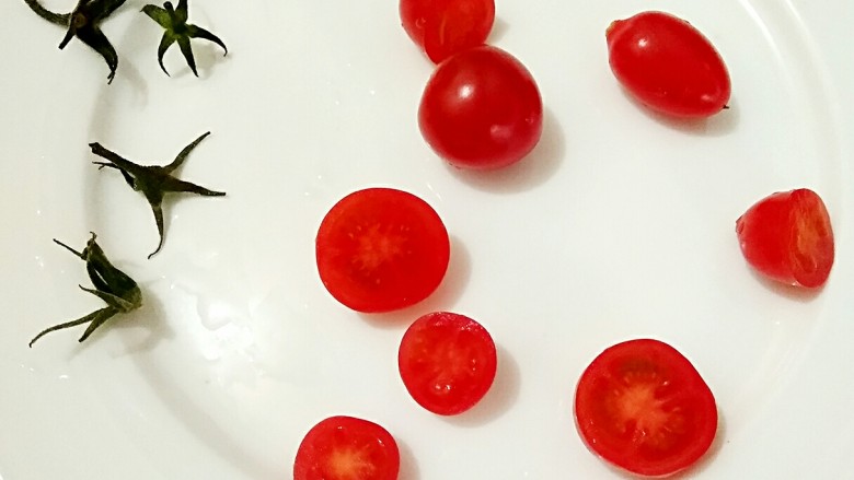 牛油果Pasta,<a style='color:red;display:inline-block;' href='/shicai/ 89994'>小番茄</a>洗净去蒂,对切开。