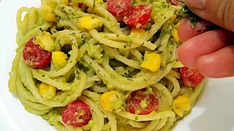 牛油果Pasta,最后可以撒上一些欧芹或者柠檬碎,黑胡椒之类的,然后就可以吃啦!