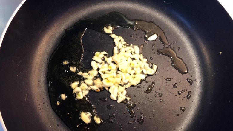 素炒三鲜,热锅下油,爆香蒜蓉。