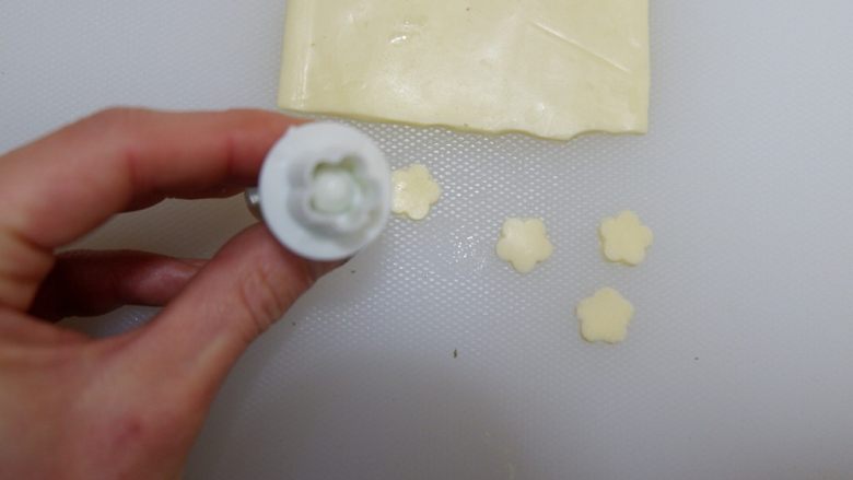 腰带炒饭便当盒「14」,剩余的芝士片。找一个压花模具。压几个小花装饰。