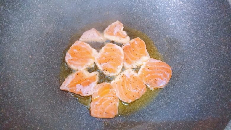黑椒牛油果三文鱼炒饭,锅内倒入少许油,煎<a style='color:red;display:inline-block;' href='/shicai/ 363'>三文鱼</a>,煎至两面变色即可