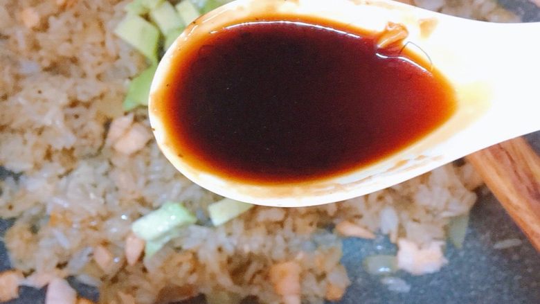 黑椒牛油果三文鱼炒饭,加入半茶匙<a style='color:red;display:inline-block;' href='/shicai/ 788'>生抽</a>,翻炒均匀