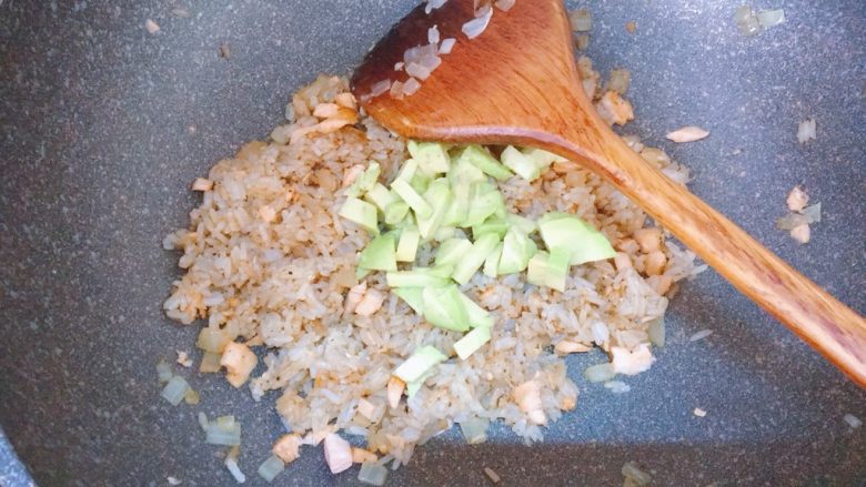 黑椒牛油果三文鱼炒饭,倒入牛油果