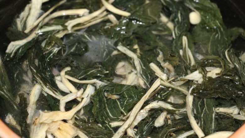 养生南北杏菜干龙骨汤,倒入适量的水,我煲的是三人量,水没过材料1倍的量