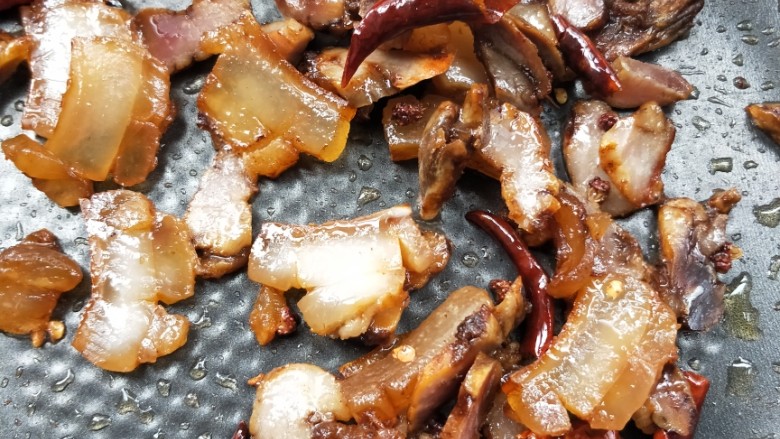 鲜香辣杏鲍菇炒腊肉,放腊肉,小火慢慢煸炒出油。