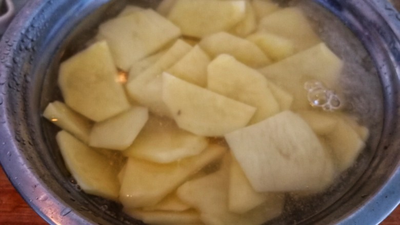 葱香鸡胗土豆片,土豆片用水泡好