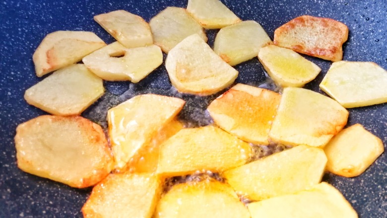 葱香鸡胗土豆片,要用筷子一个一个翻,把土豆片每个都煎得金黄色。