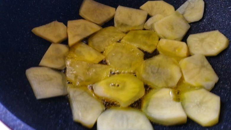 葱香鸡胗土豆片,起油锅,要放平时炒菜的两倍的油,煎土豆片。