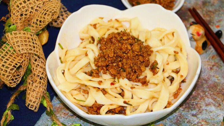 自制美味肉酱手擀面