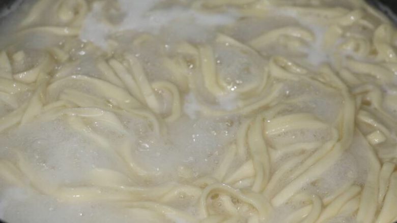 自制美味肉酱手擀面,大火煮至面条飘上来,大概5分钟