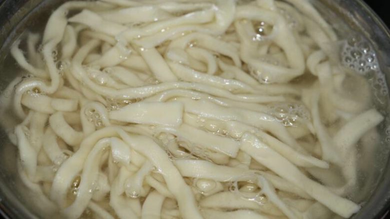 自制美味肉酱手擀面,捞起沥水,放入事先准备好的冷开水,过一下。捞起沥水。
然后倒一点橄榄油或其它油,拌均匀,倒入<a style='color:red;display:inline-block;' href='/shicai/ 4378'>肉酱</a>,拌均匀即可食用~
