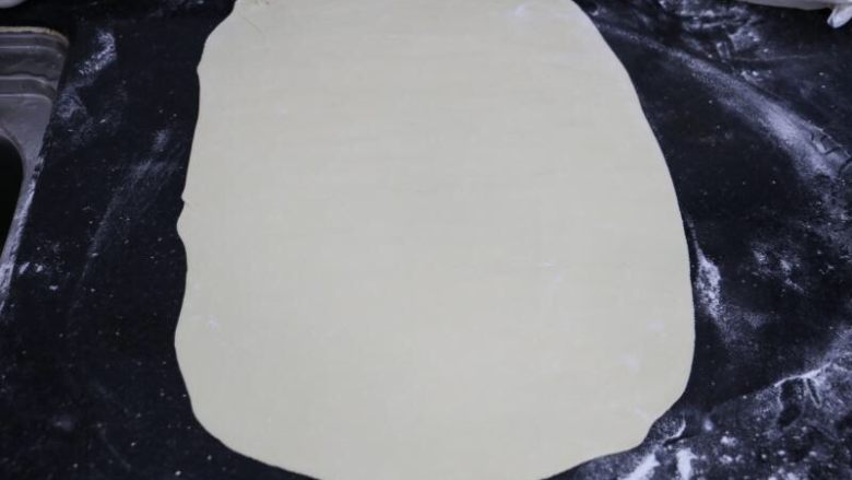 自制美味肉酱手擀面,擀成大大的长方形,这个很累的…加油~
然后两面都抹一层面粉