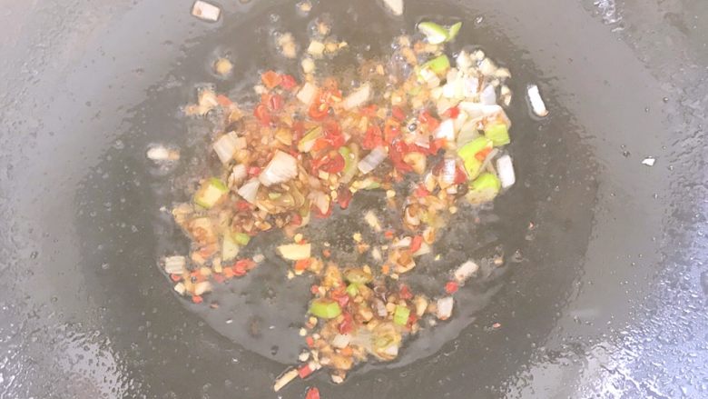 经典肉末豆腐,放入干辣椒末,炒出香味。
