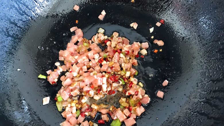 经典肉末豆腐,这时加入肉末翻炒均匀,炒至肉变色,不要炒焦。