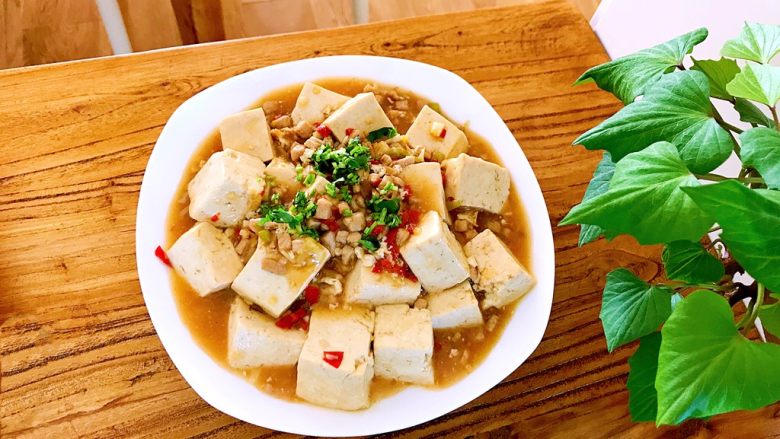 经典肉末豆腐,来张图吧,右边的叶子是地瓜叶,家里地瓜发芽了,我就把它放玻璃瓶中放点水,竟然长这么多,还蛮好看的。