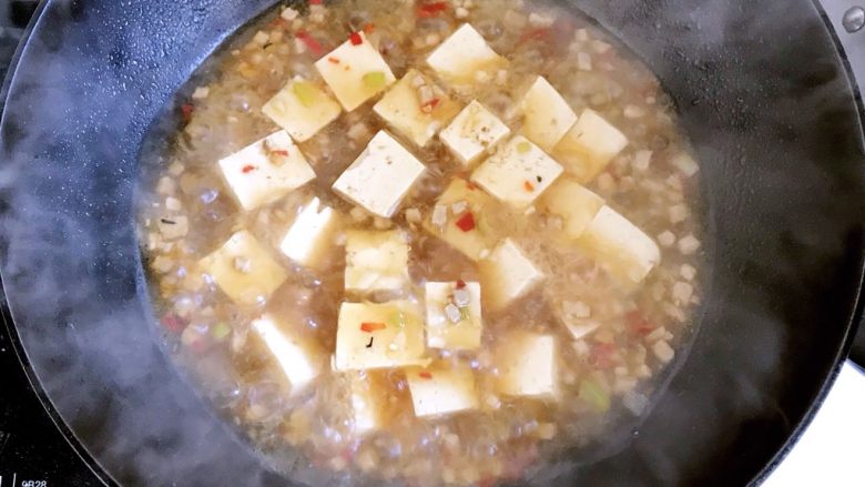 经典肉末豆腐,放锅中的汤变少为原来一半,加入<a style='color:red;display:inline-block;' href='/shicai/ 756'>鸡精</a>,加入水淀粉,用铲子不断翻动汤汁,注意不要把豆腐铲碎了,待汤汁变浓稠时就可以出锅了。