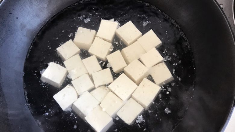 经典肉末豆腐,锅中添水烧开后放入豆腐,焯一下,这样可以去除豆腐的豆腥味和苦涩味,还能使豆腐在烹饪过程中不容易碎。