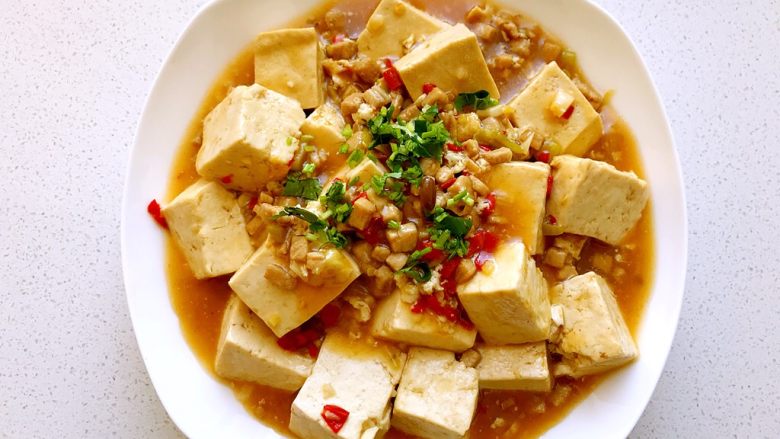经典肉末豆腐,出锅,切点<a style='color:red;display:inline-block;' href='/shicai/ 131'>香菜</a>碎末放在上面点缀一下即可。