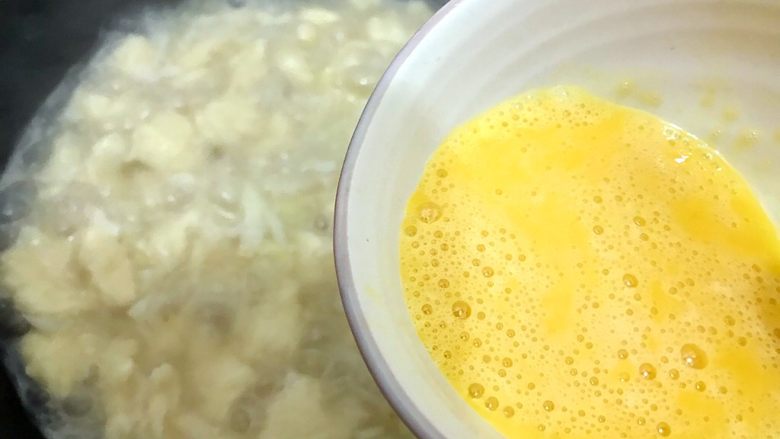 魏兄最喜欢吃的面疙瘩汤系列の素食,加鸡蛋液,熄火