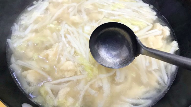 魏兄最喜欢吃的面疙瘩汤系列の素食,用勺子轻轻搅拌几下,约摸煮5.6分钟的样子,偶尔搅拌几下,以免粘锅