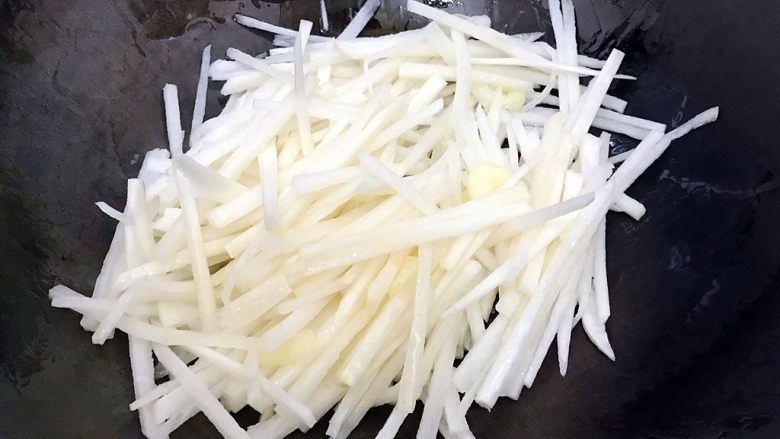 魏兄最喜欢吃的面疙瘩汤系列の素食,转中火,翻炒30秒